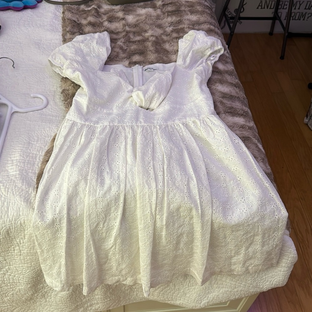whote floral puff sleeve dress